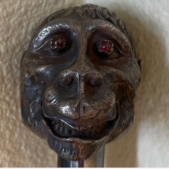 Antique silver Gorilla head cane with garnet eyes〰️